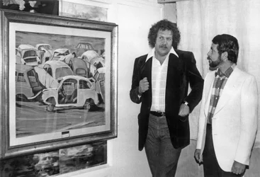 Death Shuman bewundert eine der Leinwände von Gianni Guadalaxara mit dem Titel „Jardin DToday“ in der Cite Berryer Rue Royale in Paris, 26. Juni 1974